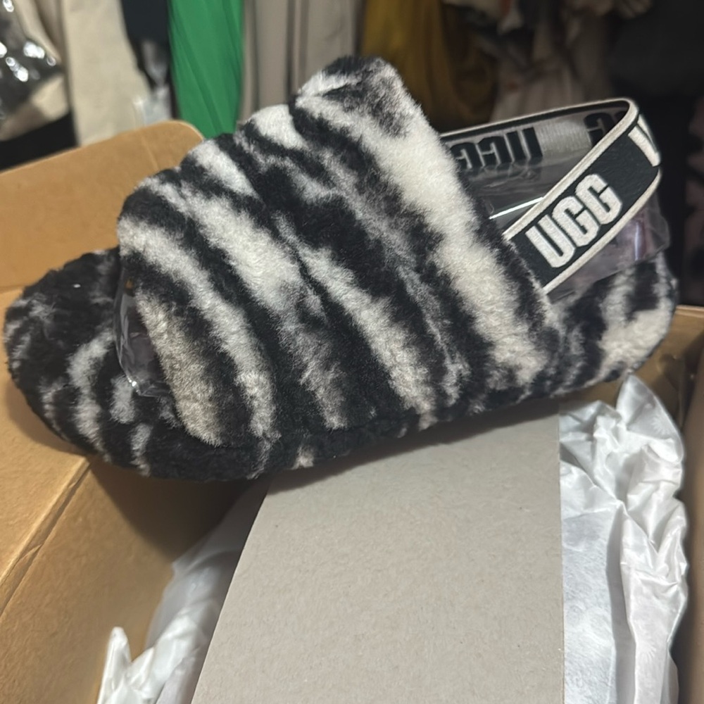 Used kids sz 1 Ugg fluffy slippers